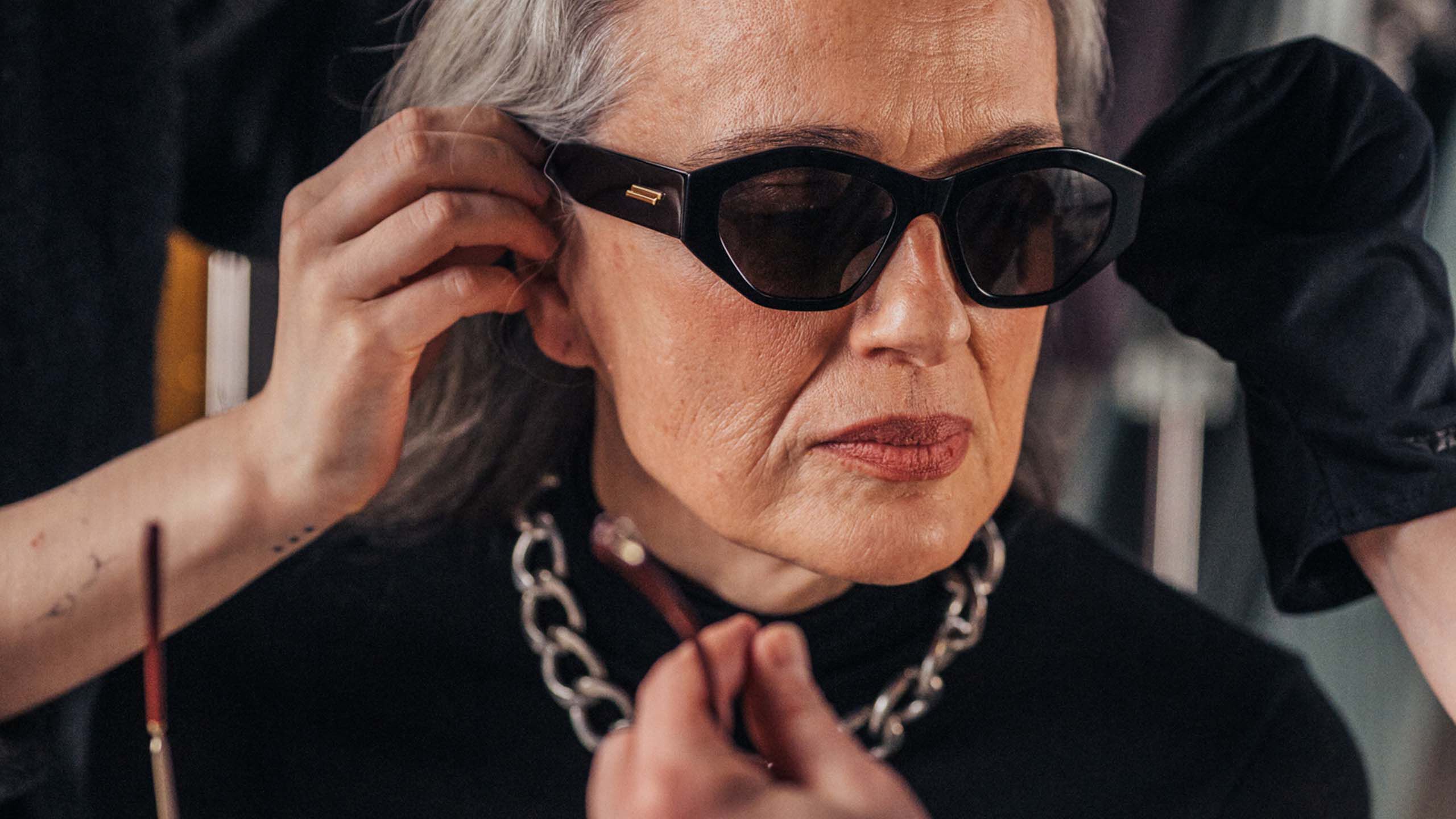 Nainen ehostettavana merkkiaurinkolasit silmill&auml;&auml;n